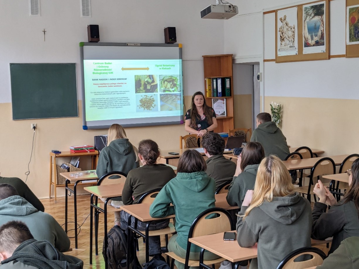 W sali lekcyjnej w Zespole Szkół Leśnych w Zagnańsku widoczny jest ekran, na którym wyświetlona jest prezentacja na temat oferty kształcenia na kierunku Rolnictwo. Uczniowie siedzą w ławkach i oglądają prezentację.