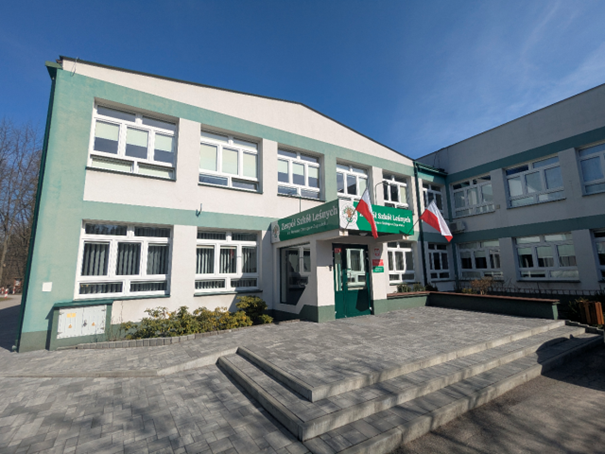 Na zdjęciu widoczny jest budynek szkoły Zespołu Szkół Leśnych w Zagnańsku.