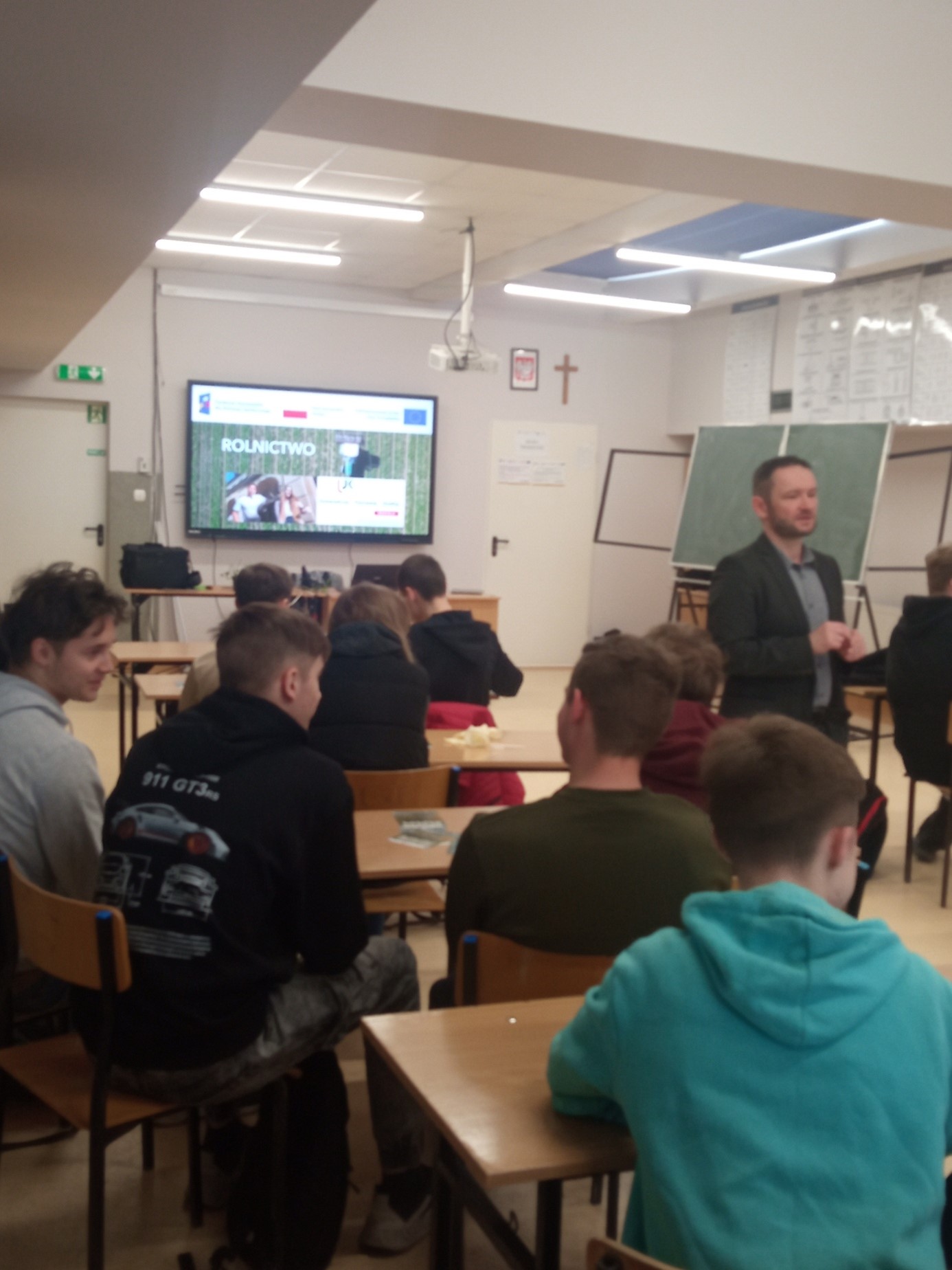 na zdjęciu widoczna jest młodzież uczestnicząca w spotkaniu oraz prowadzący zajęcia.
