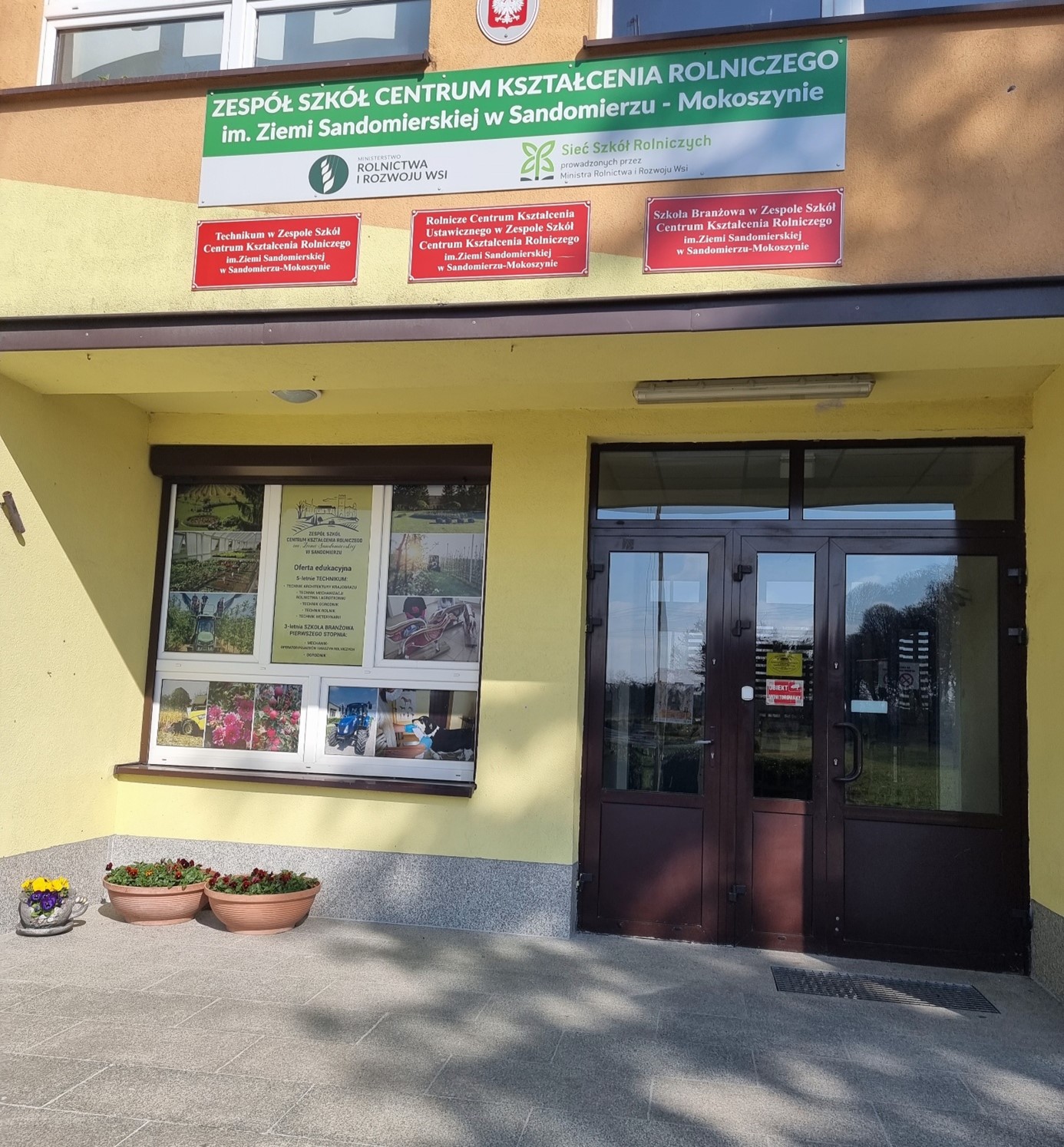 Na zdjęciu widoczne jest wejście do budynku Zespołu Szkół Centrum Kształcenia Rolniczego im. Ziemi Sandomierskiej w Sandomierzu-Mokoszynie