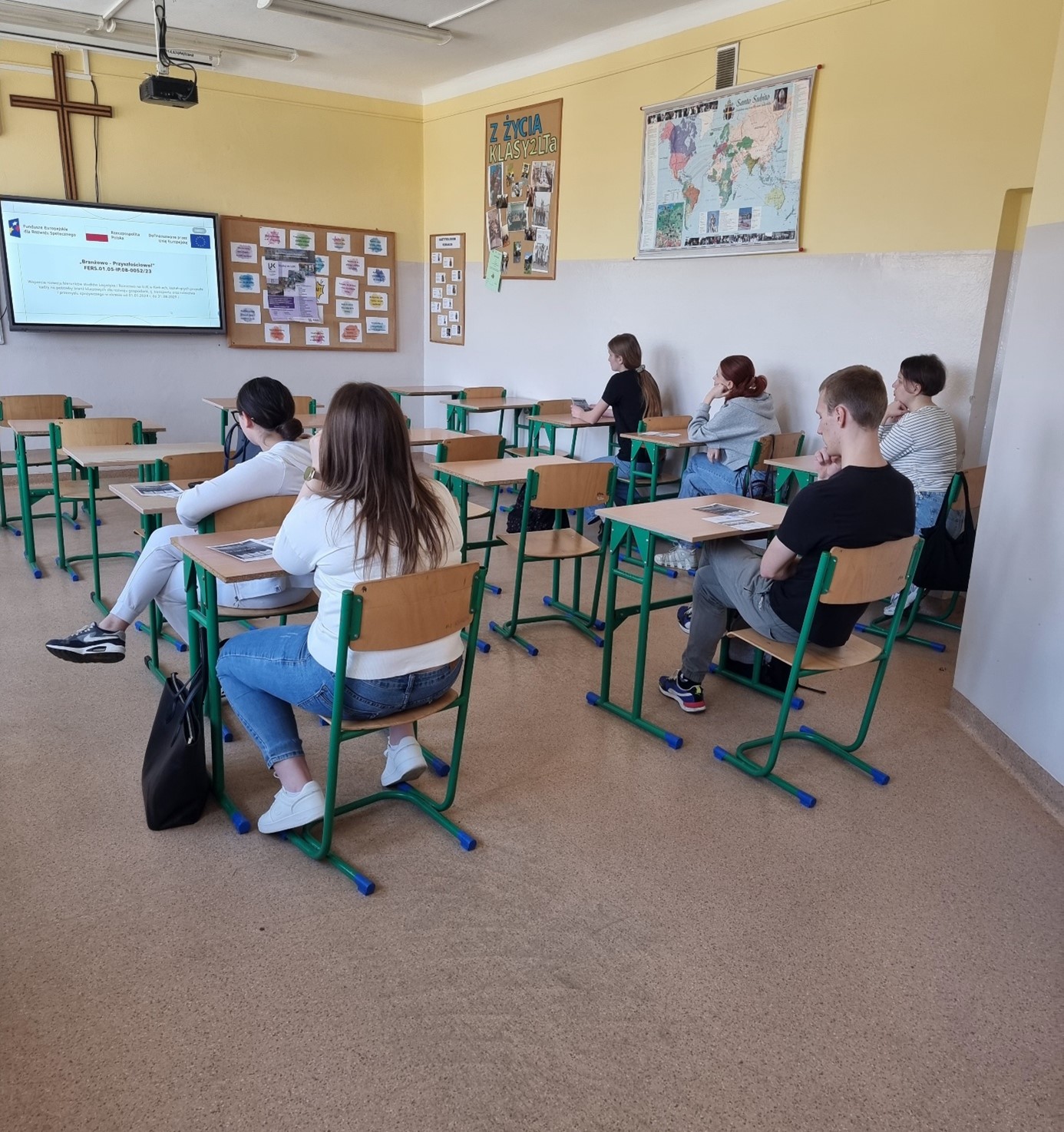 Na zdjęciu sala lekcyjna, w której prowadzona jest prezentacja na temat kierunku rolnictwo. Na zdjęciu znajduje się młodzież i prowadząca zajęcia.
