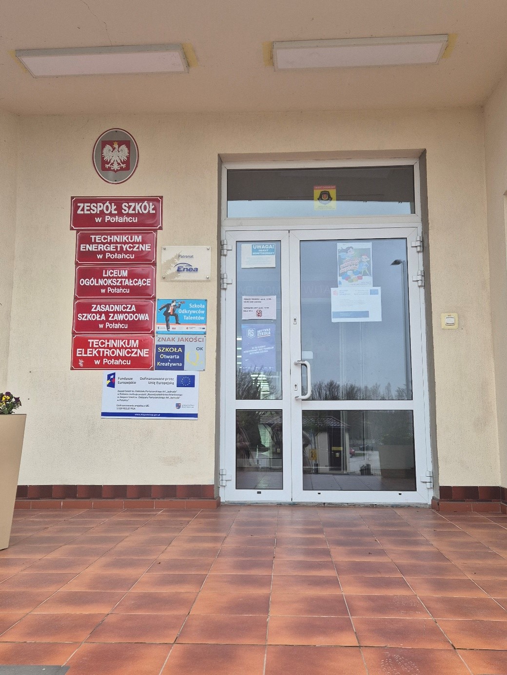 Na zdjęciu widoczne jest wejście do budynku w którym znajduje się Zespołu Szkół w Połańcu.