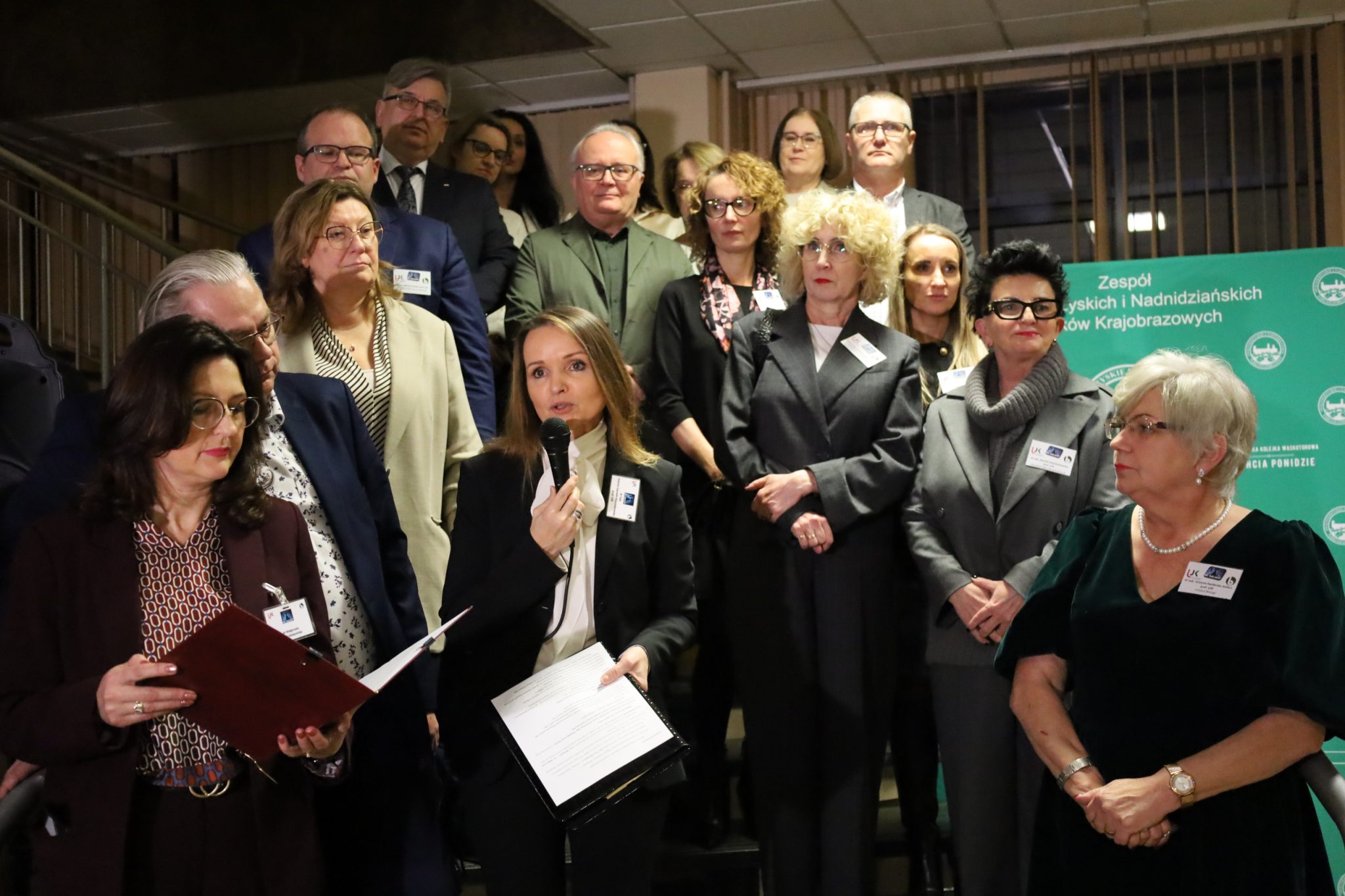 Przybyłych gości powitały rektor UJK prof. dr hab. Beata Wojciechowska, dyrektor Instytutu Biologii dr hab. prof. UJK Joanna Czerwik-Marcinkowska oraz koordynatorka wydarzenia dr Małgorzata Łysek-Gładysińska.