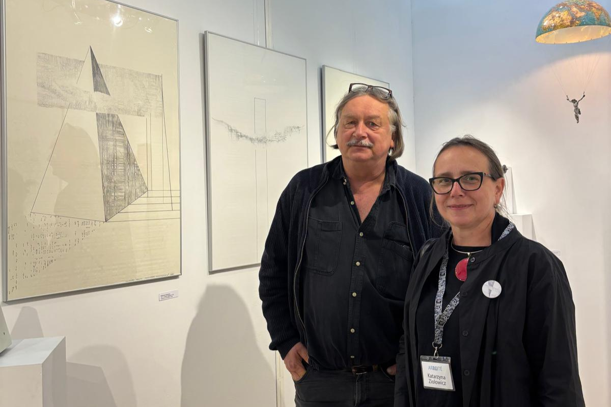 Mężczyzna i kobieta w galerii sztuli, w tle obrazy.