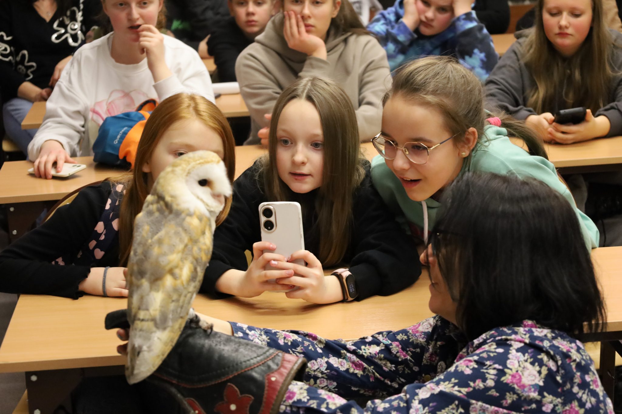 Dużym zainteresowaniem uczniów cieszył się pokaz drapieżnych ptaków. Ulubienicą widowni została sowa płomykówka.