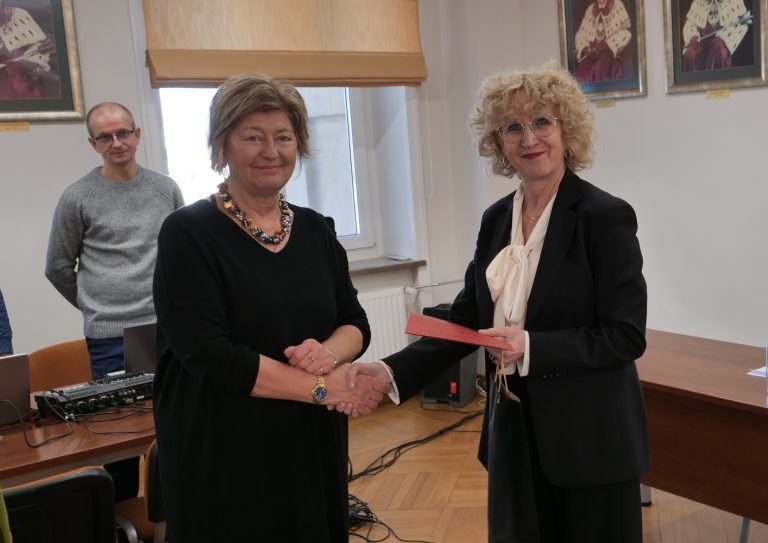 Prof. dr hab. Beata Wojciechowska, rektor UJK z prof. dr hab. Grażyną Nowak-Starz z Rady Uczelni.