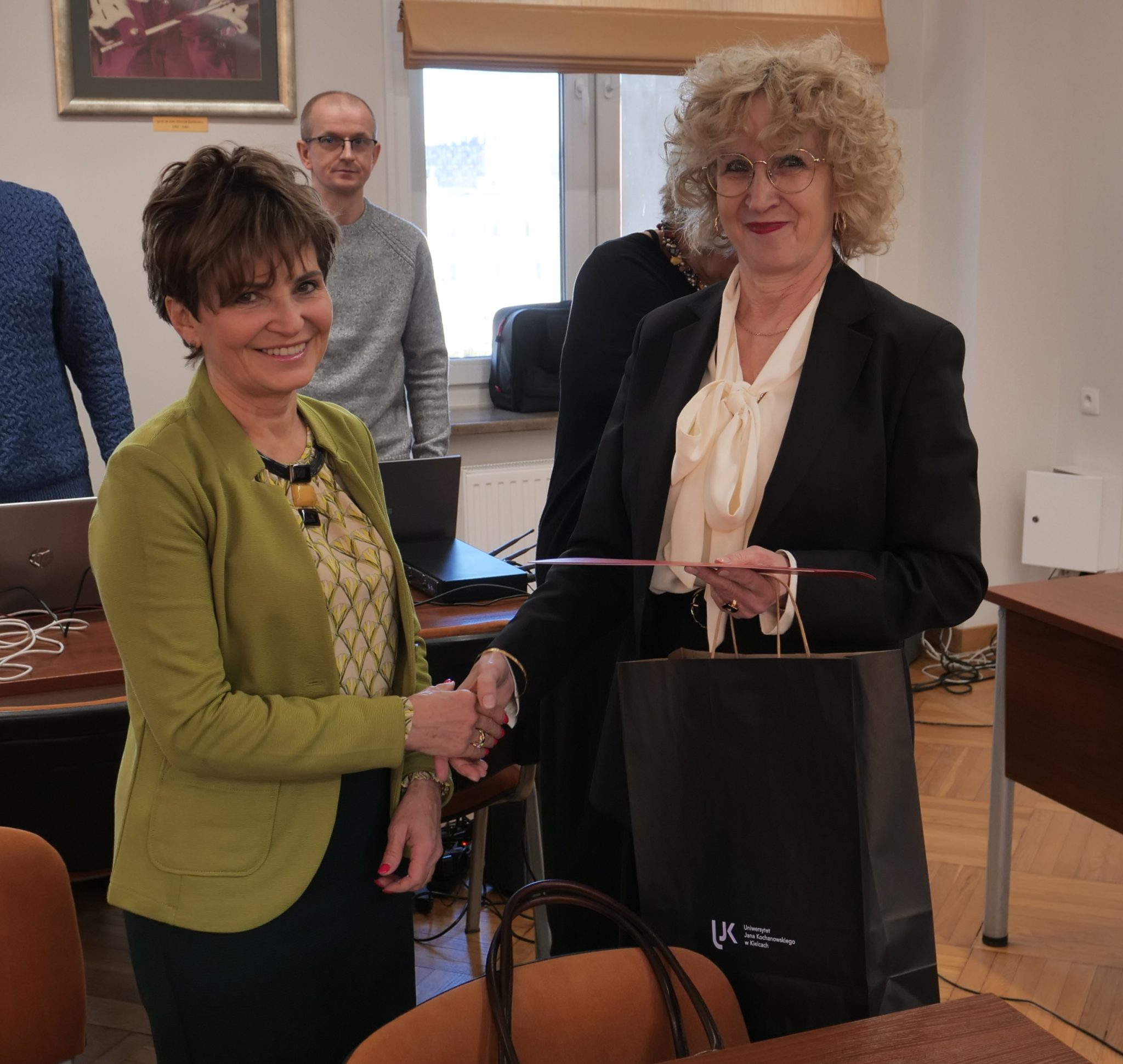 Prof. dr hab. Beata Wojciechowska, rektor UJK z dr hab. Anną Świercz, prof. UJK z Rady Uczelni.