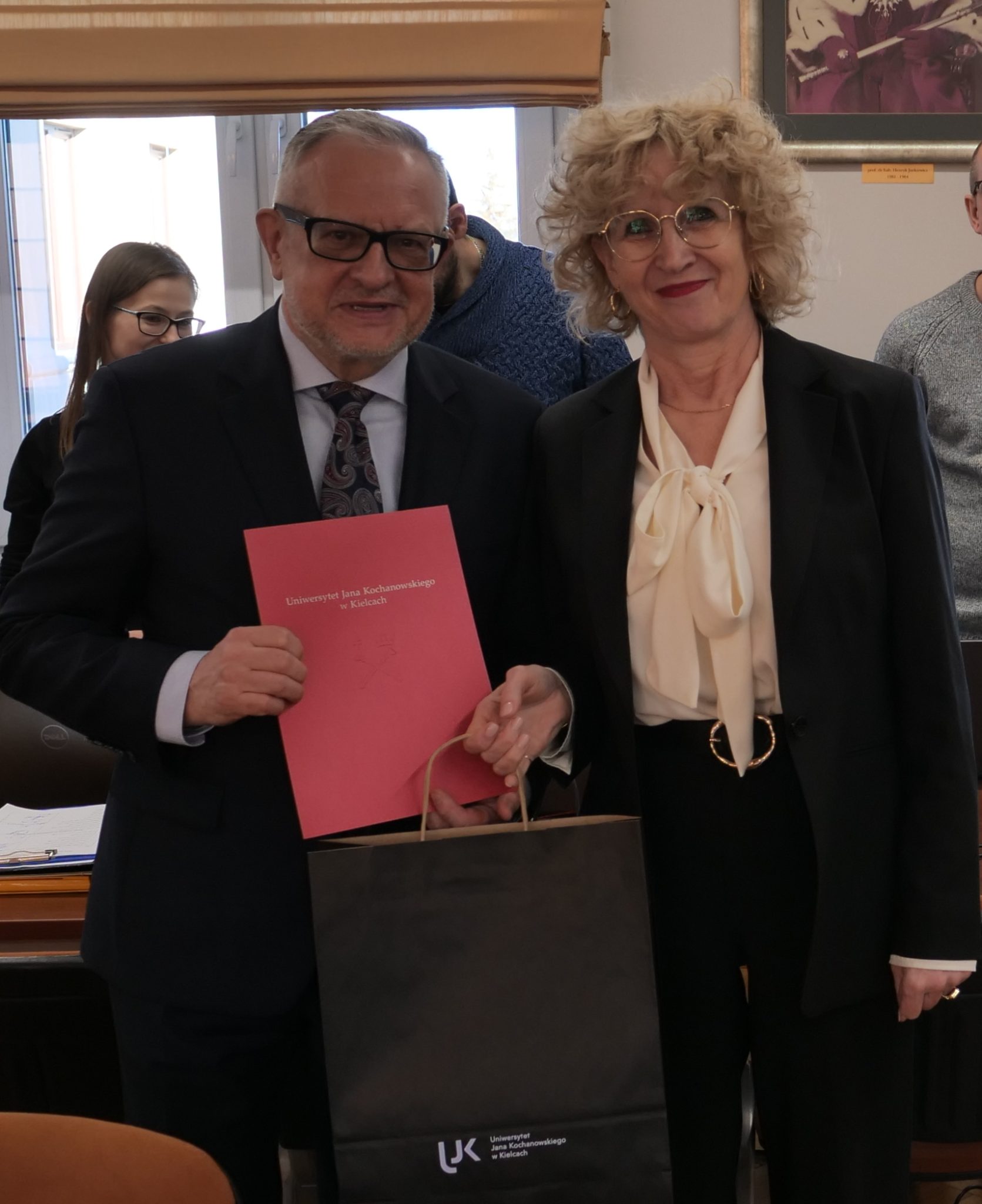 Prof. dr hab. Beata Wojciechowska, rektor UJK z dr hab. Andrzejem Pawlikiem, prof. UJK z Rady Uczelni.