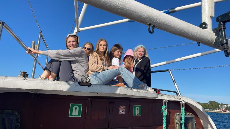 Uczestnicy Adapciaka na statku.