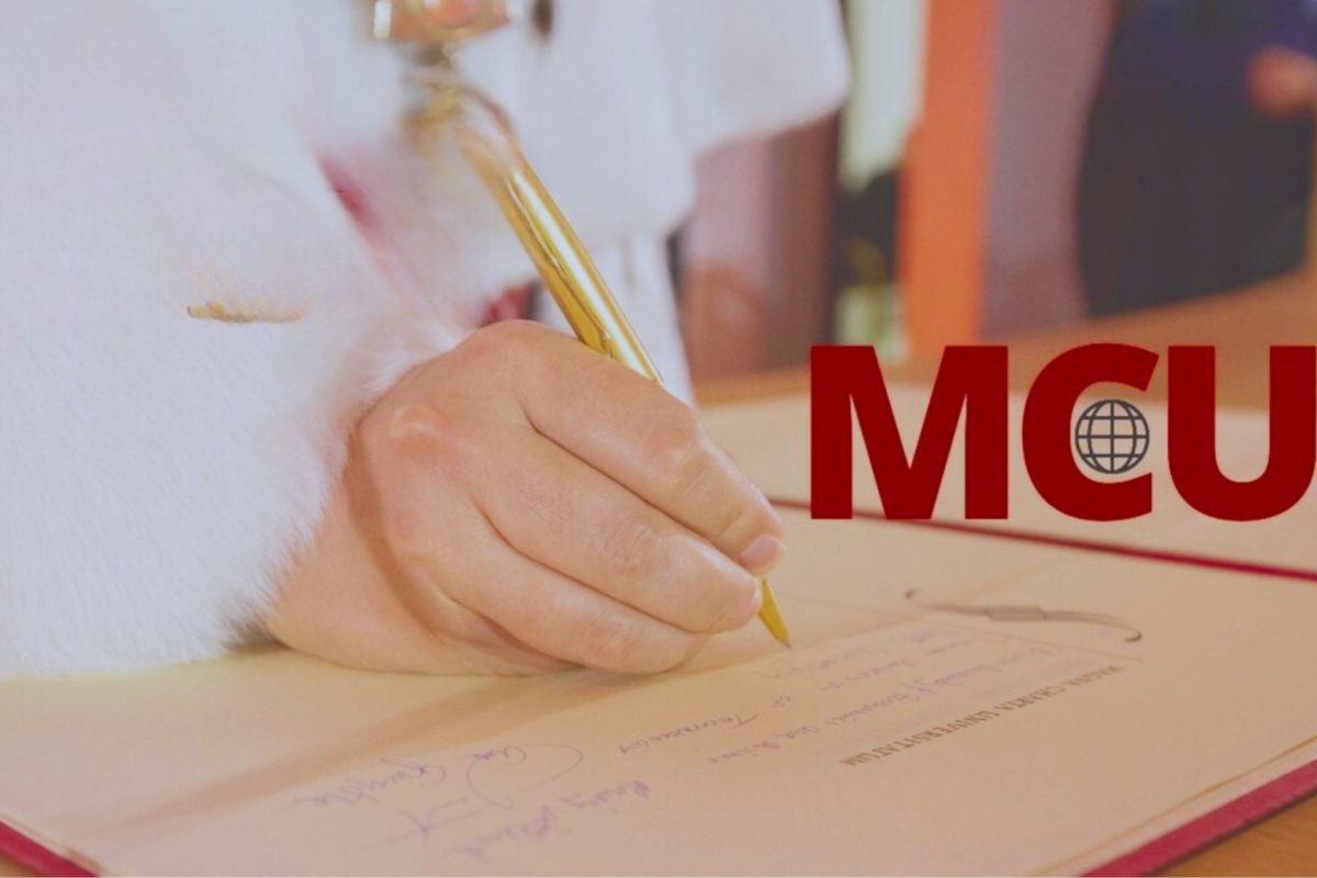 Ręka trzymająca ołówek obok napis MCU2020