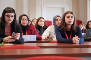 Międzynarodowi studenci podczas inauguracji programu Erasmus Plus w auli