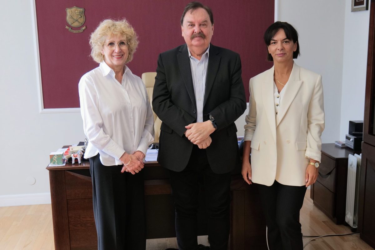 Prof. Waldemar Priebe (w środku), z prof. dr hab. Beatą Wojciechowską, rektor UJK (po lewej). W spotkaniu uczestniczyła dr hab. Wioletta Adamus – Białek, prof. UJK, kierownik Zakładu Genetyki Medycznej i Diagnostyki Laboratoryjnej Wydziału Lekarskiego UJK.