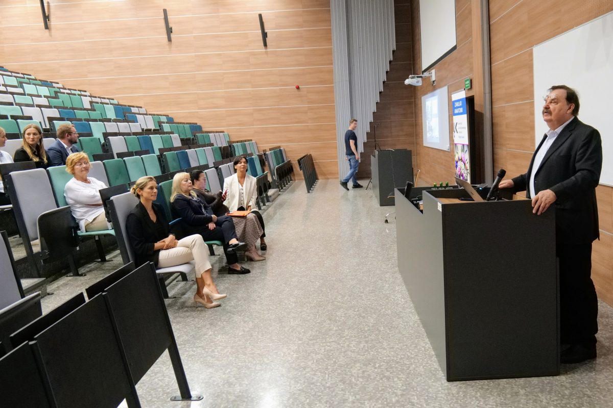 sala wykładowa w Collegium Mediucum, przy mównicy stoi Prof. Priebe