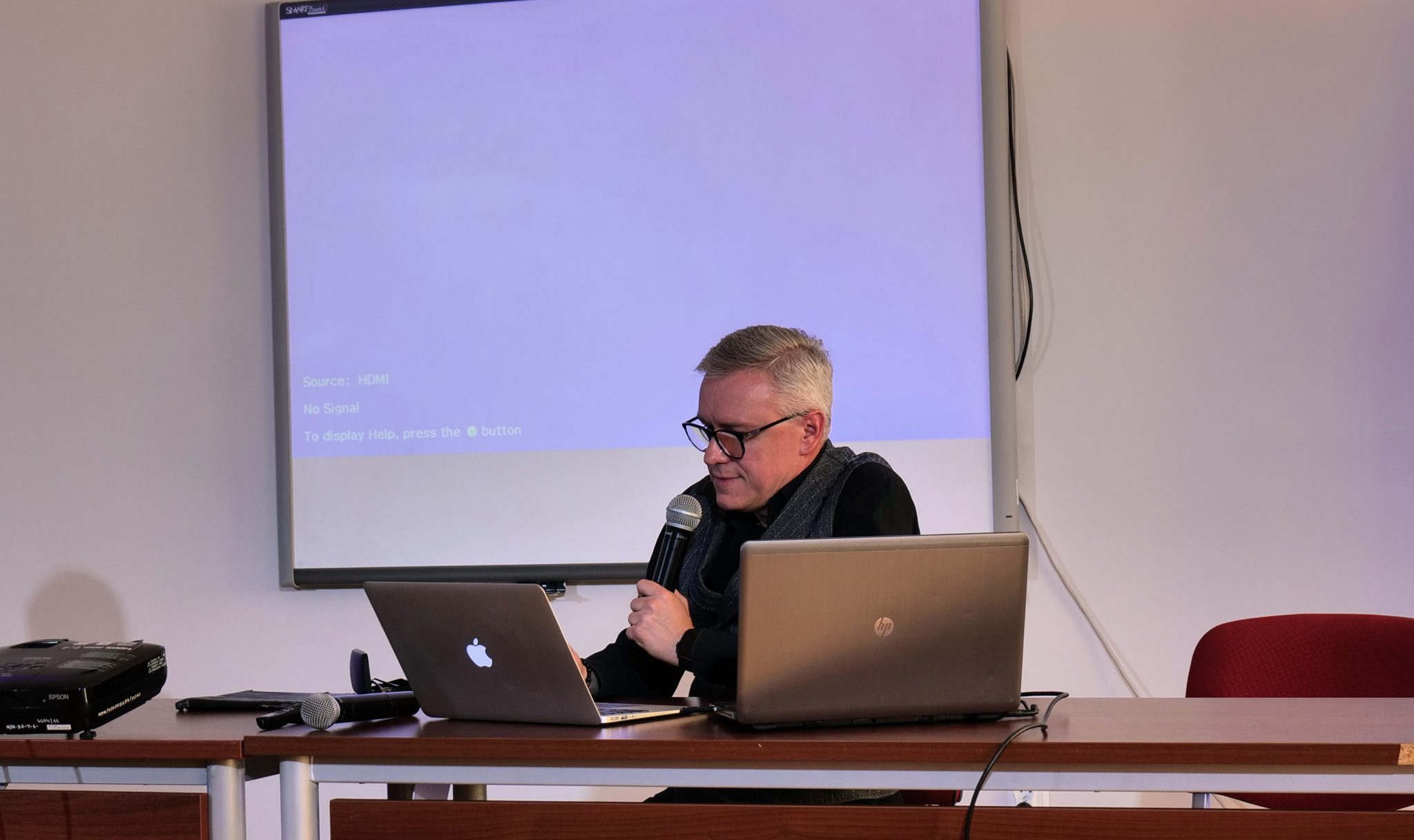 Ks. prof. Rafał Dudała podczas wystąpienia.