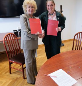 Prof. dr hab. Beata Wojciechowska, rektor Uniwersytetu Jana Kochanowskiego (po lewej) podpisała umowę o współpracy z rektor ukraińskiej uczelni, Ksenią Semenową.