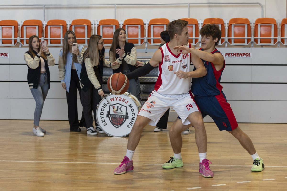 Koszykarze walczący o piłkę.