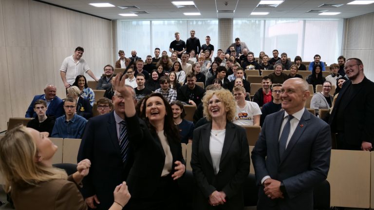 Pamiątkowe zdjęcie selfie na koniec spotkania.