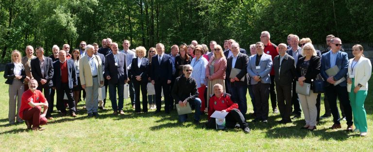 Zdjęcie uczestników na terenie byłej kopalni Miedzianka.