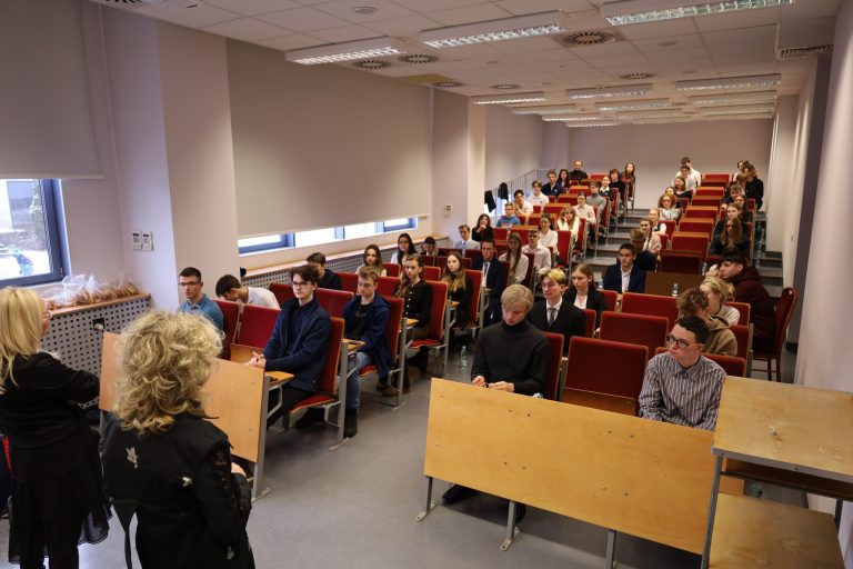 Do rywalizacji stanęło 87 uczniów reprezentujących szkoły w okręgu kieleckim. Ich zadaniem jest rozwiązanie wymagającego testu, który sprawdza zarówno wiedzę, jak i umiejętności.