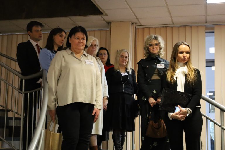 Uczestników Olimpiady powitała komisja konkursowa, na czele której stanęła dyrektor Instytutu Biologii dr hab. prof. UJK Joanna Czerwik-Marcinkowska.