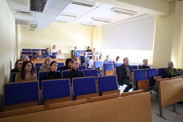 W czasie, gdy uczniowie mierzyli się z zadaniami, ich nauczyciele i opiekunowie mogli wysłuchać wykładu dr. Grzegorza Czerwonki pt. „Mikrobiologia w pigułce – od mikroskopu do edycji genomu”.