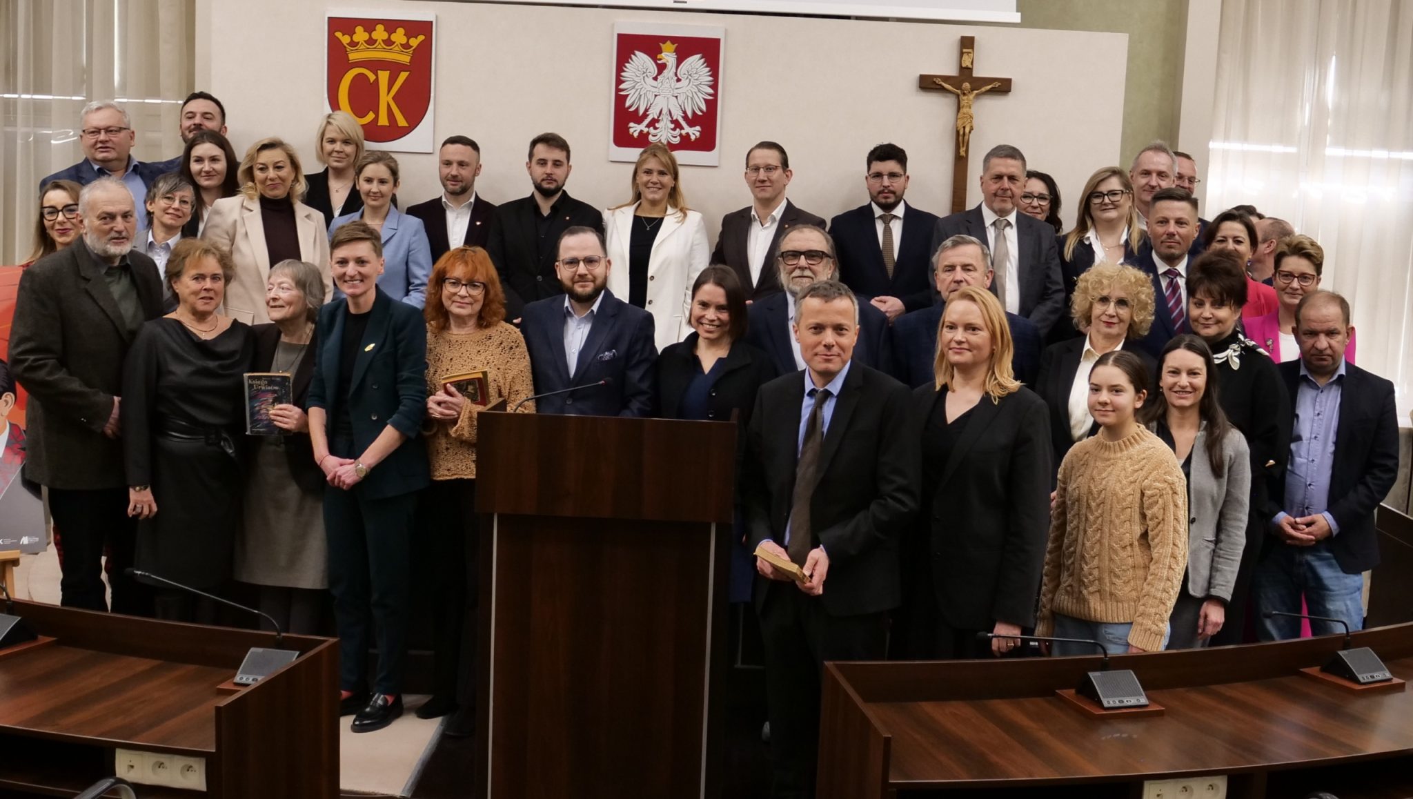 Pamiątkowe zdjęcie radnych i gości, w tym rodziny Edmunda Niziurskiego.