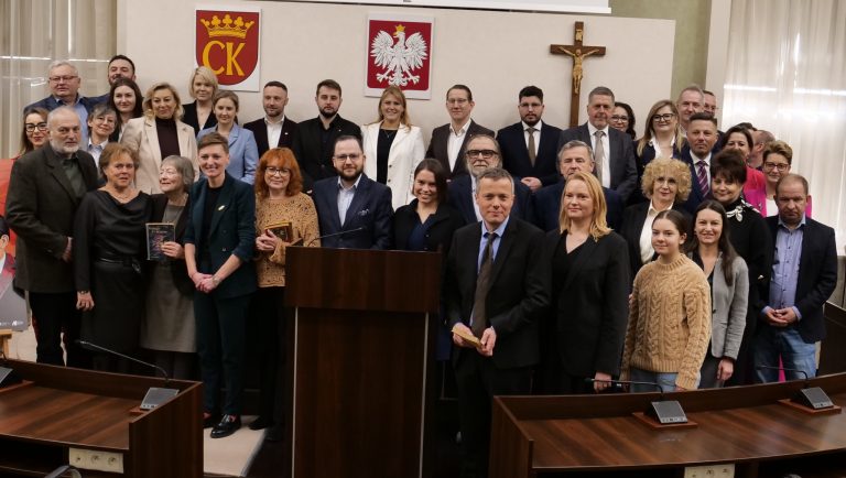 Pamiątkowe zdjęcie radnych i gości, w tym rodziny Edmunda Niziurskiego.