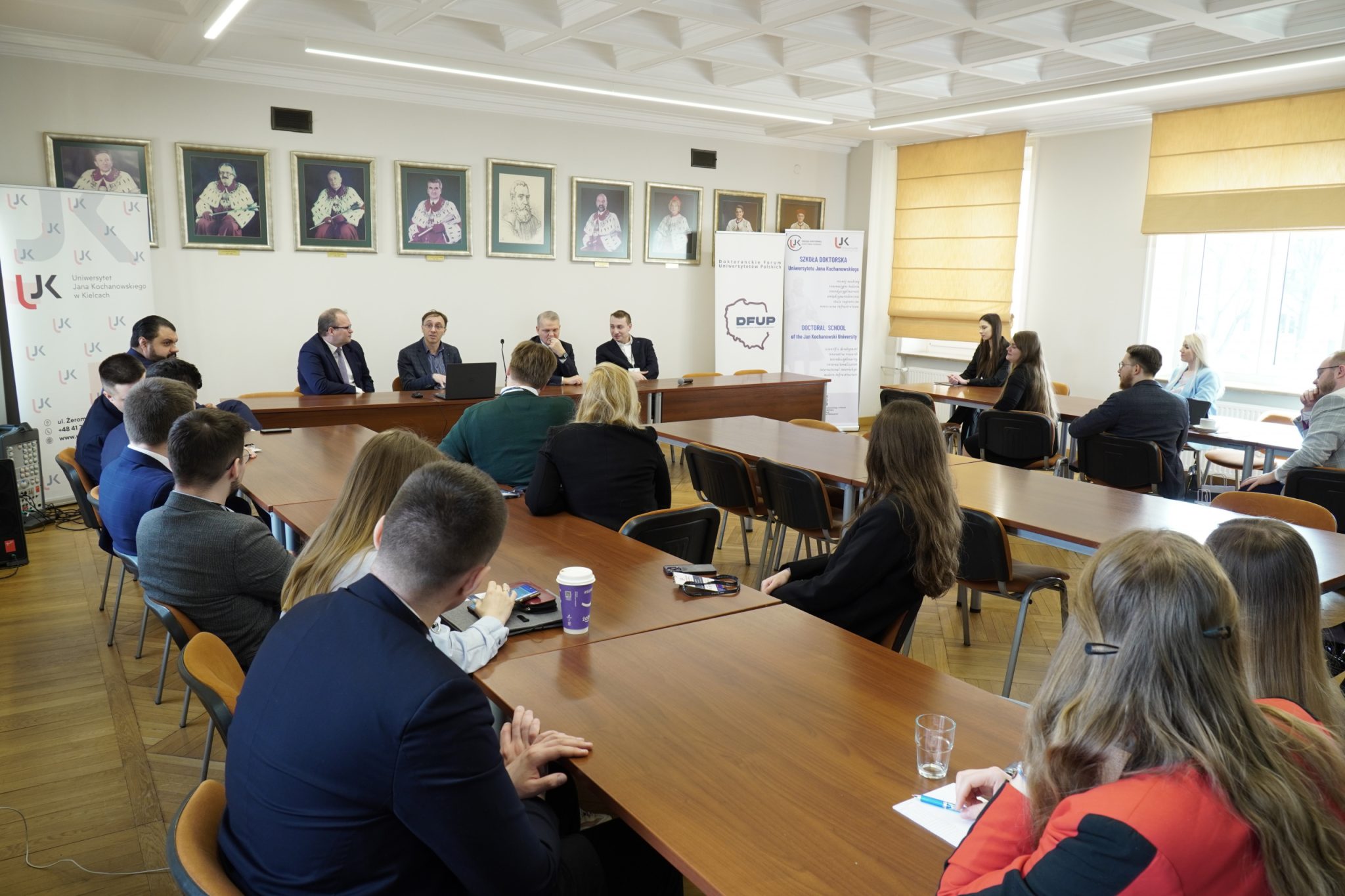 Spotkanie uczestników w Sali Portretowej Rektoratu UJK.