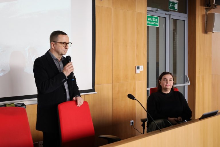 Przybyłych gości powitał dr Ireneusz Ciosek, koordynator Uniwersytetu Edukacji Obywatelskiej.