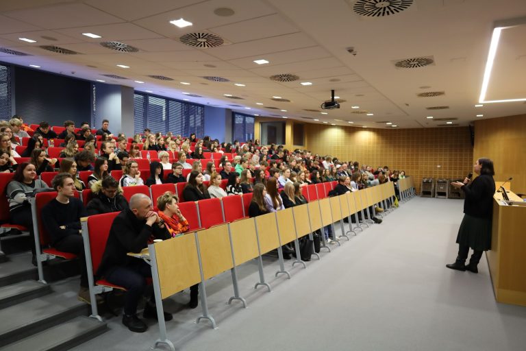 Uczniowie ze świętokrzyskich szkół poznali źródła teorii spiskowych, ich funkcje oraz wynikające z nich zagrożenia.
