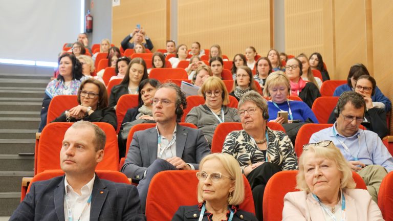 Uczestnicy konferencji podczas uroczystego otwarcia.