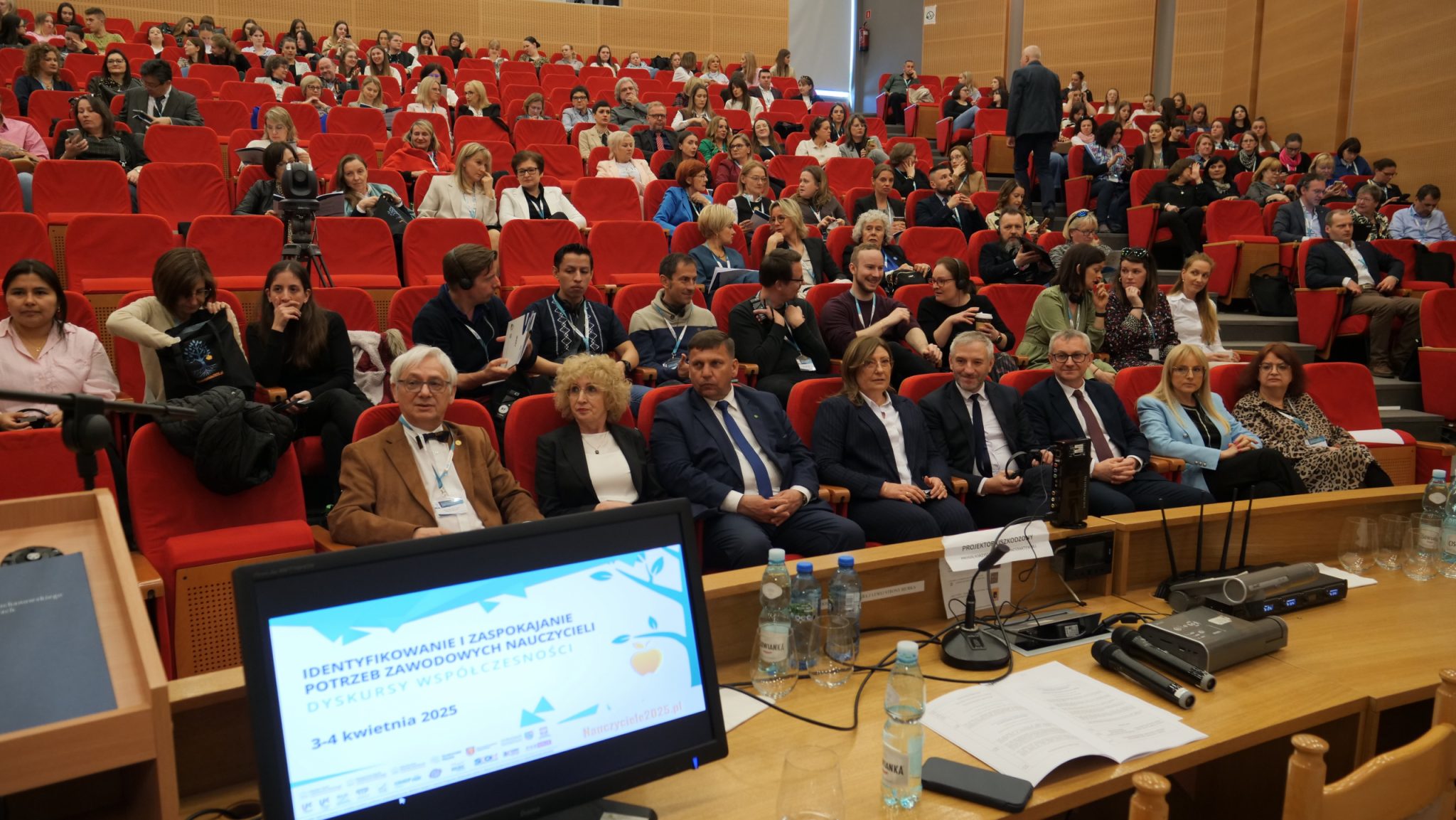 Aula Stanisława Konarskiego wypełniona uczestnikami konferencji.