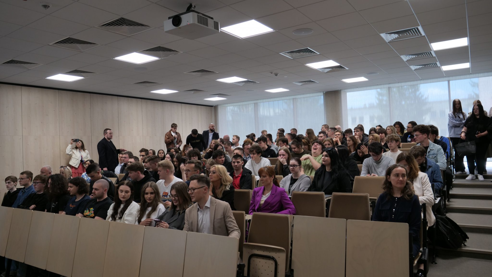 Uczestnicy spotkania w auli wydziału.