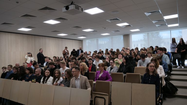 Uczestnicy spotkania w auli wydziału.