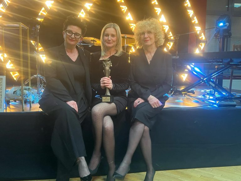 Dr Katarzyna Lisowska w towarzystwie prof. Marioli Wojciechowskiej (po lewej) i prof. Beaty Wojciechowskiej (po prawej).