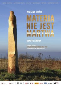 Plakat wystawy rzeźby Henryka Sikory pt. „Materia nie jest martwa”. Na tle nieba i łąki widoczna pionowa, kamienna rzeźba. Informacje o wernisażu: 16 października (czwartek), godz. 17:00, Galeria Biblioteki Uniwersyteckiej w Kielcach. Wstęp wolny, wystawa czynna do 31.12.2025.