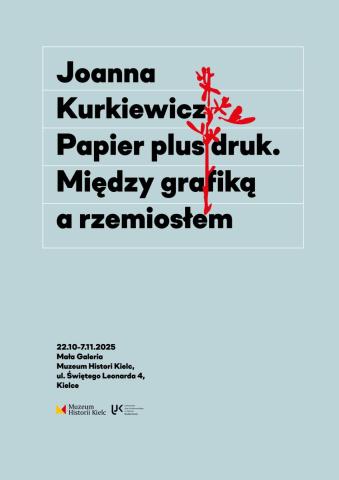 Plakat o jasnoniebieskim tle z napisem: „Joanna Kurkiewicz Papier plus druk. Między grafiką a rzemiosłem” czarną, pogrubioną czcionką, z czerwonym motywem roślinnym przecinającym tekst pionowo. Na dole informacje o wystawie: 22.10–7.11.2025, Mała Galeria Muzeum Historii Kielc.