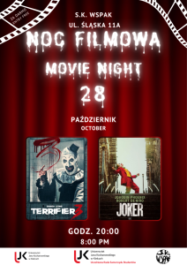 Plakat zapowiada „Noc filmową” 28 października o 20:00 w S.K. Wspak, ul. Śląska 11A. Projekcje filmów „Terrifier 3” i „Joker”. Tło czerwone z motywem taśmy filmowej. Wstęp darmowy. Organizator: Uniwersytet Jana Kochanowskiego w Kielcach.