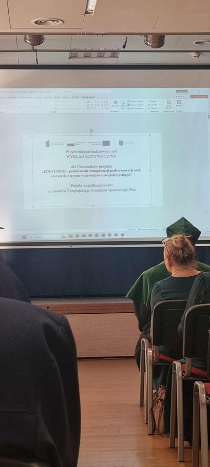 Na zdjęciu widać wyświetloną na ekranie projekcyjnym prezentację dotyczącą wykładu motywacyjnego.