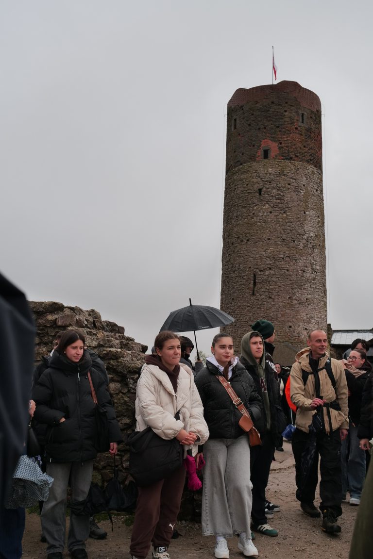 Grupa studentów wymiany międzynarodowej przed Zamkiem Królewskim w Chęcinach.