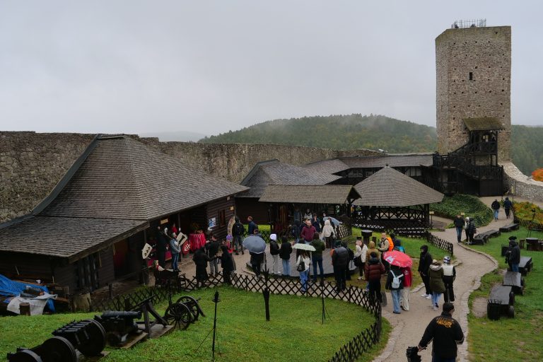 Panorama dziedzińca Zamku Królewskiego w Chęciach.