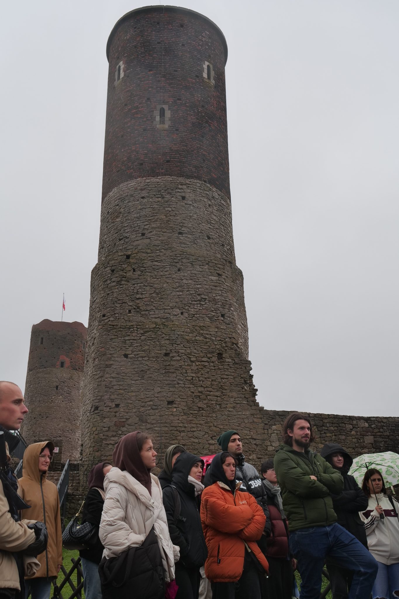 Grupa studentów wymiany międzynarodowej przed Zamkiem Królewskim w Chęcinach.