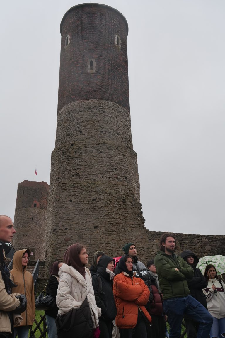 Grupa studentów wymiany międzynarodowej przed Zamkiem Królewskim w Chęcinach.