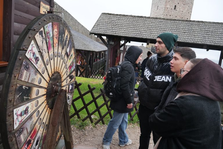 Studenci wymiany międzynarodowej na dziedzińcu Zamku Królewskiego w Chęciach.