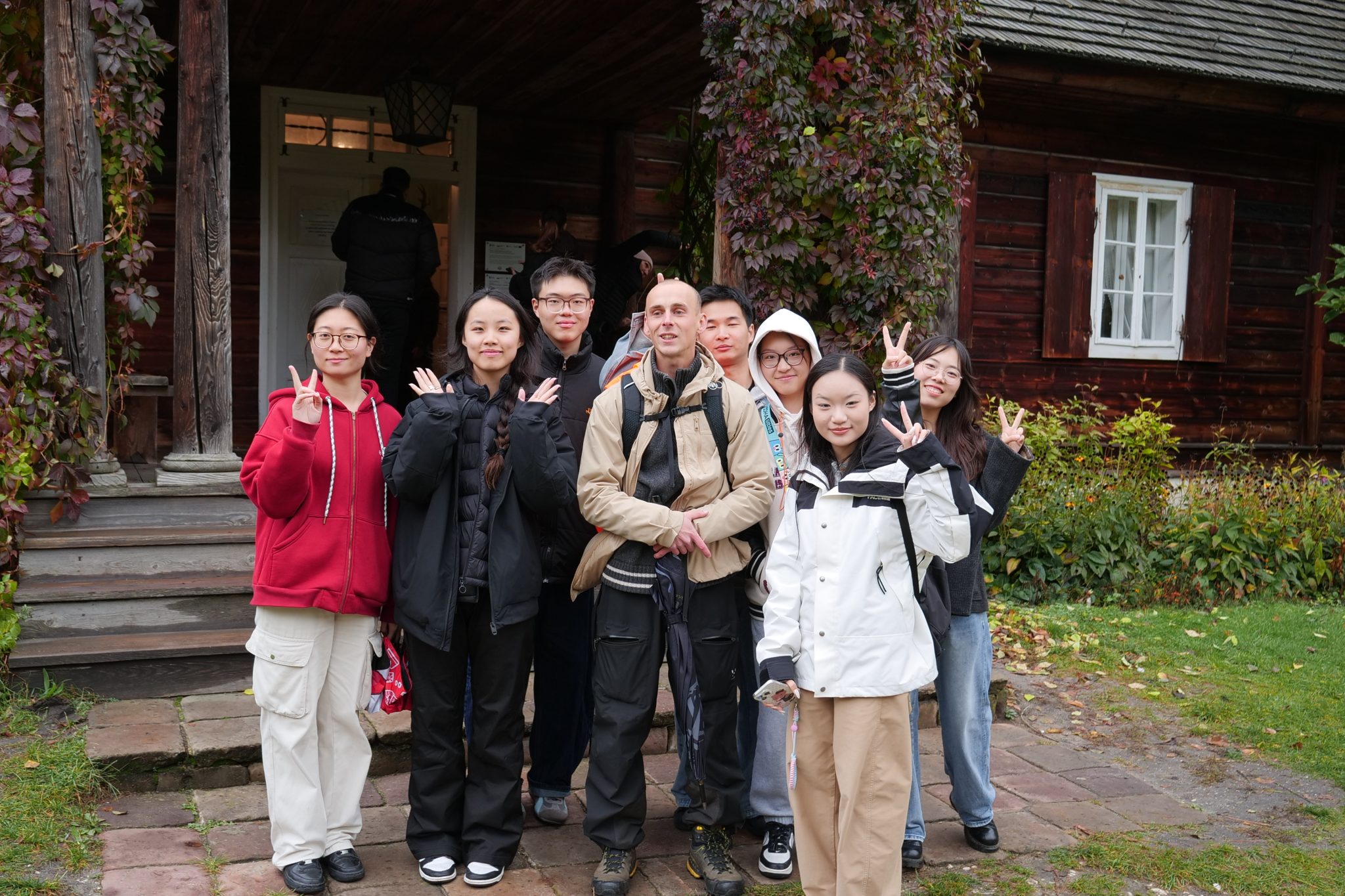 Grupa studentów wymiany międzynarodowej w skansenie w Tokarni.