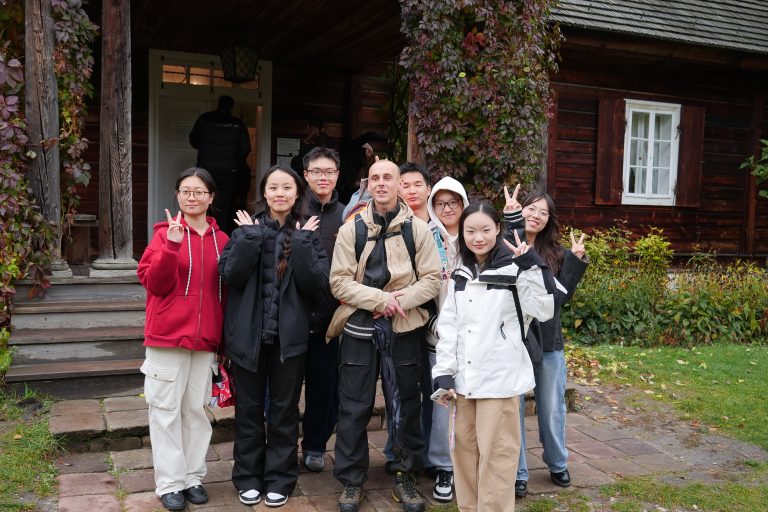 Grupa studentów wymiany międzynarodowej w skansenie w Tokarni.