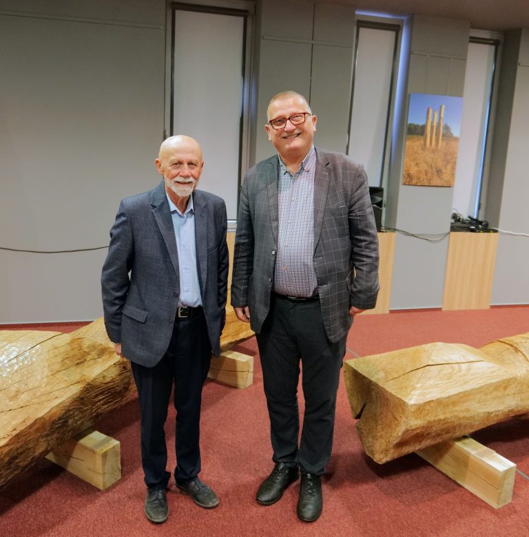 Autor dzieł wraz z prof. Jerzym Mądrawskim (po prawej).