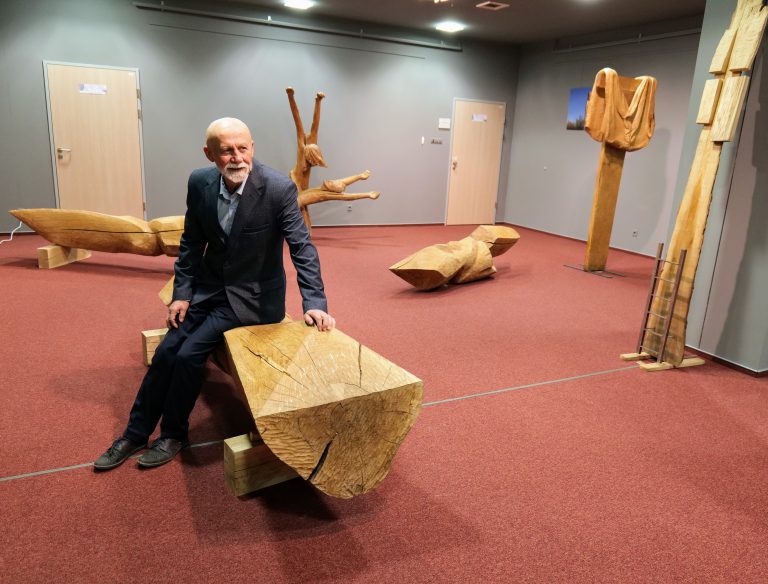 Henryk Sikora przy jednej ze swoich rzeźb.