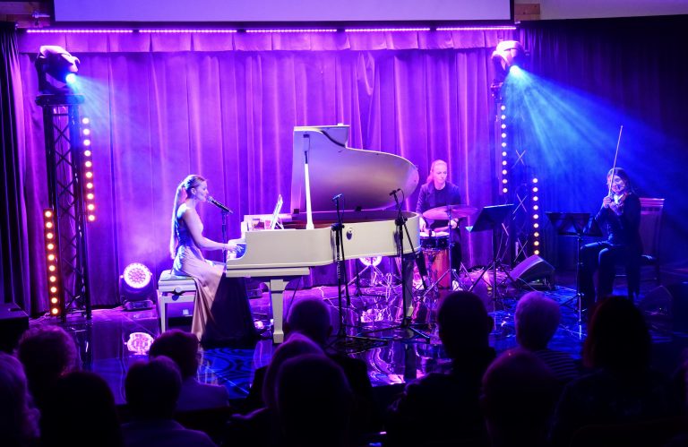 Na scenie "Szklanego Domu" w Ciekotach.