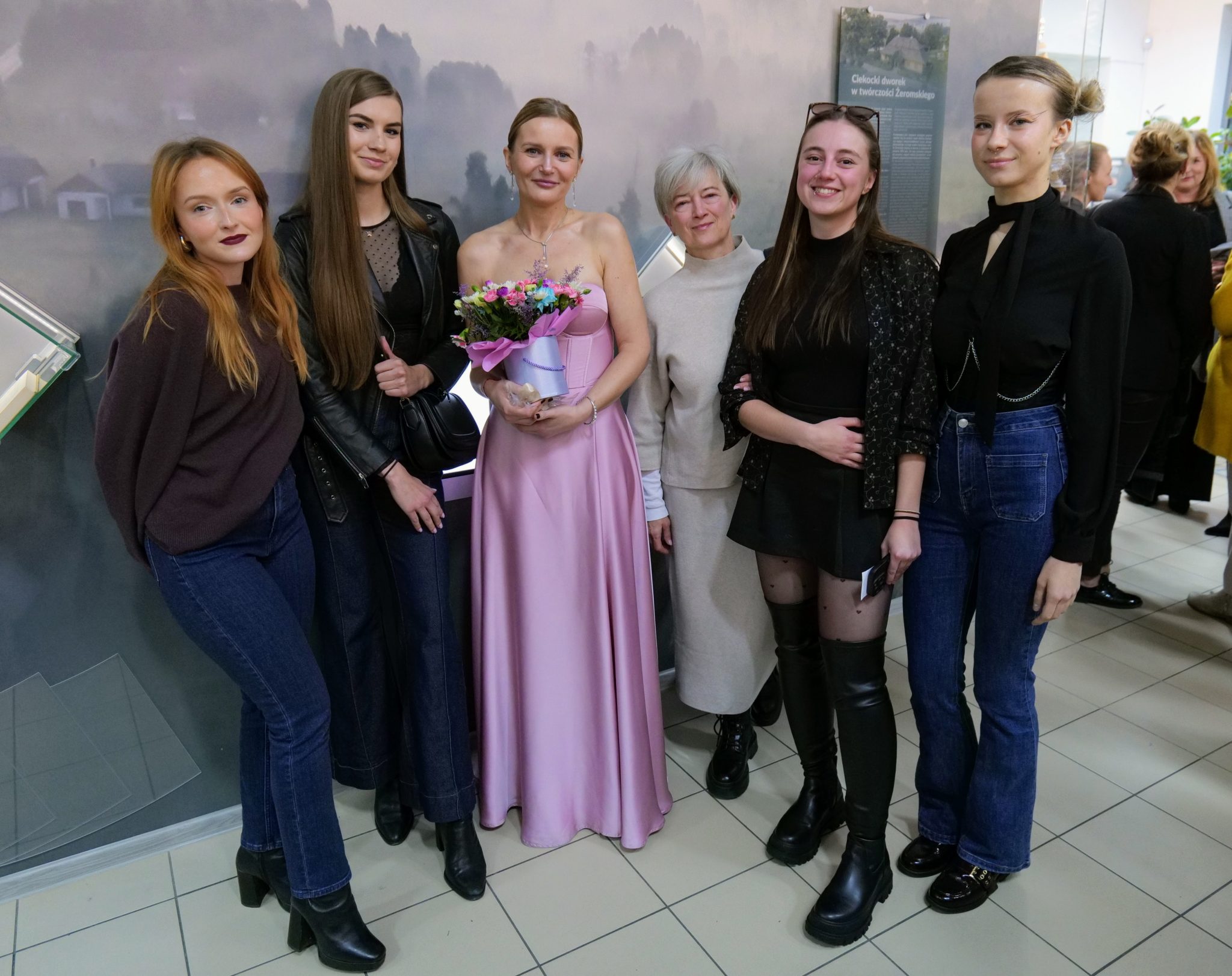 Dr Katarzyna Lisowska ze studentami i absolwentami Instytutu Muzyki UJK.